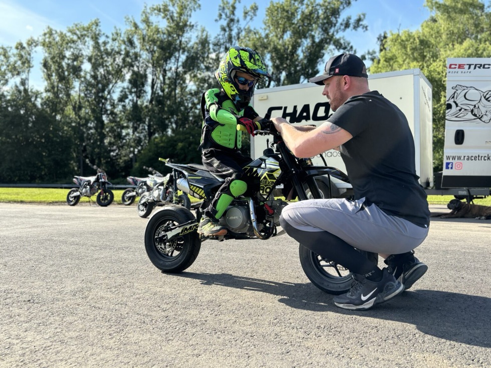 Trainer erklärt einem Kind das Pitbike