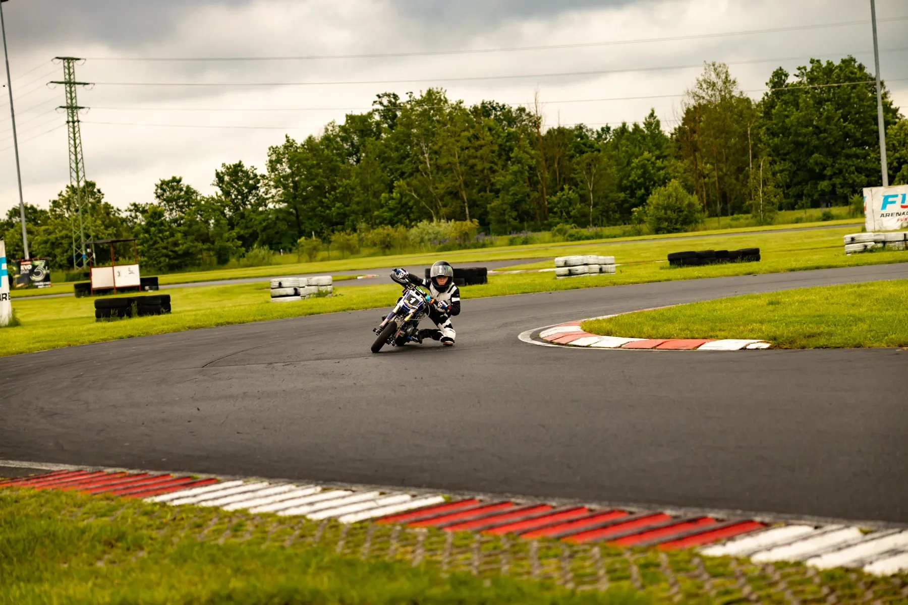 Kinder beim Pitbike-Training