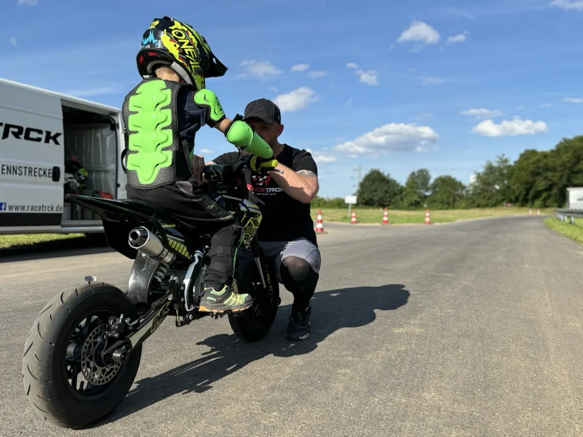 Kind auf einem Pitbike