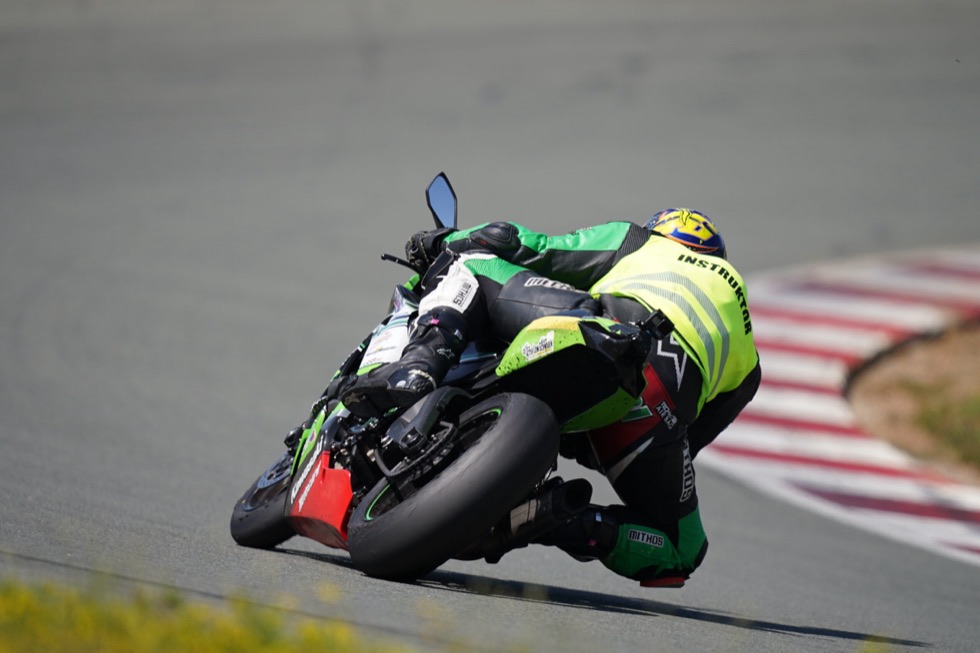 Kurvenfahrt mit dem Motorrad auf der Rennstrecke