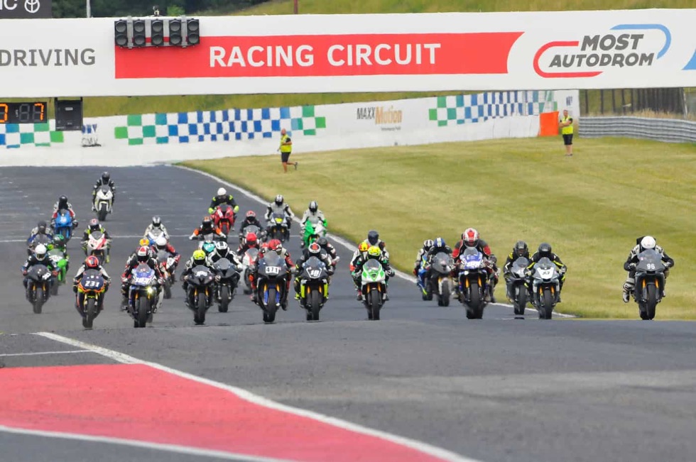 Gruppe auf der Start-Ziel-Geraden