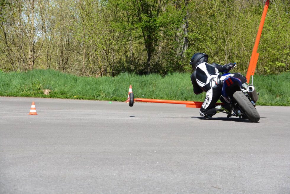 Motorradfahrer in Schräglage