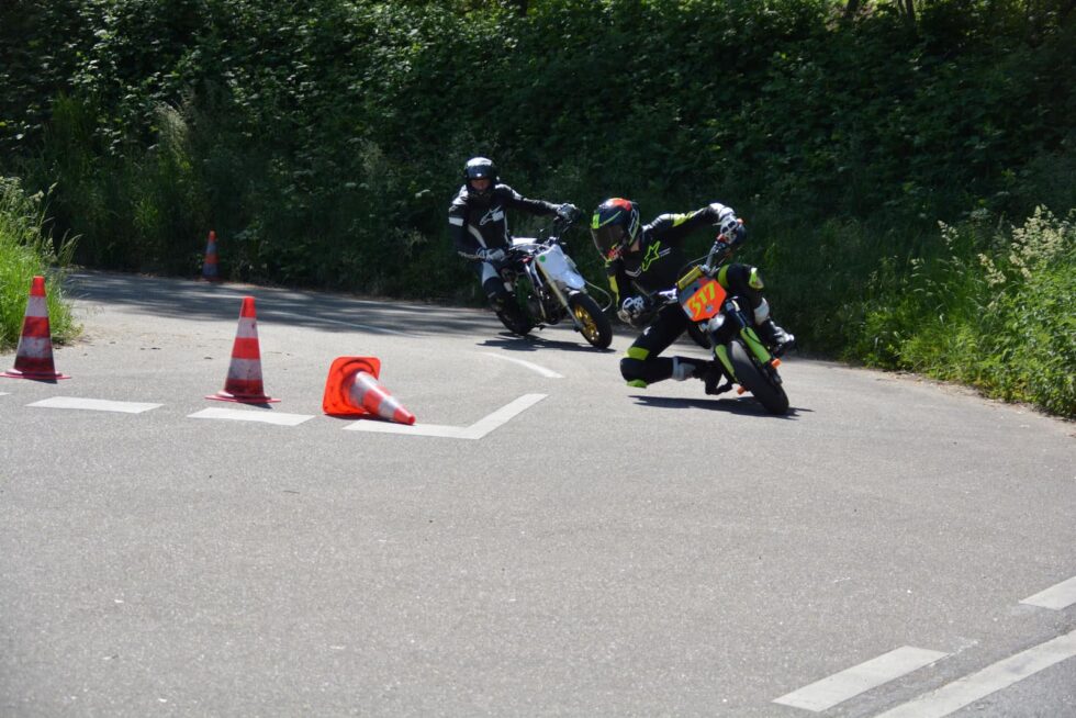 Motorrad in Schräglage auf der Strecke