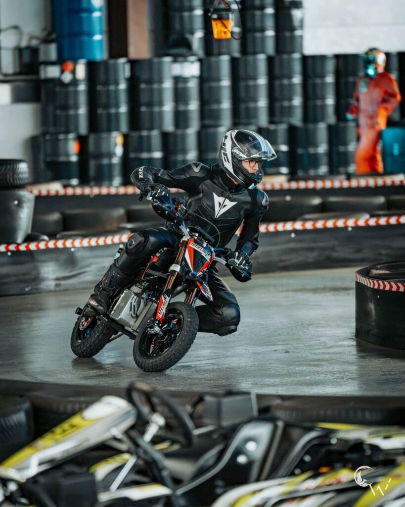 Trckline E Elektro-Pitbike in Fahrt zeigt moderne 72V Elektro-Technologie